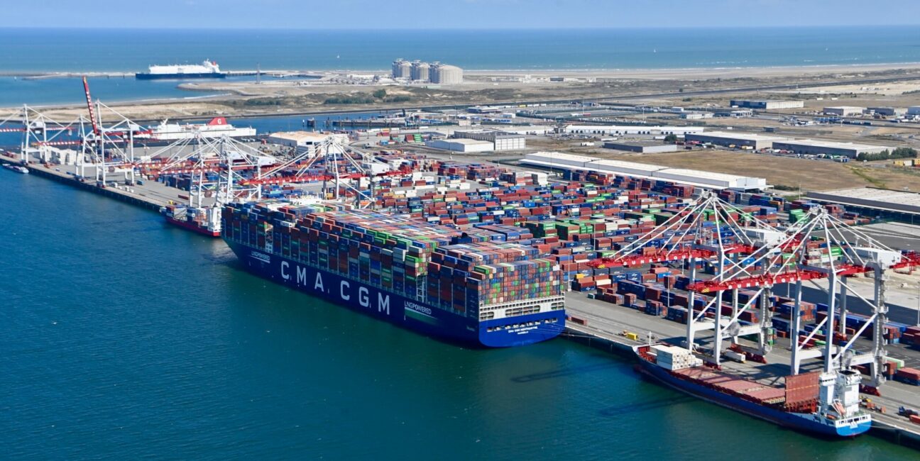 terminal à conteneurs de Dunkerque, vue sur un porte-conteneurs